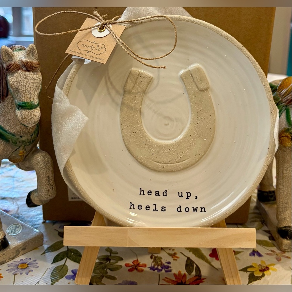 NIB Mud Pie Ceramic Horseshoe Plate - Cream "head up, heels down" comes w/stand